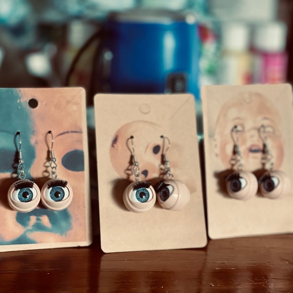 Creepy Cute Retro Doll Eye Earrings with Blinking Eyelashes Fun Weird Halloween - Picture 10 of 13